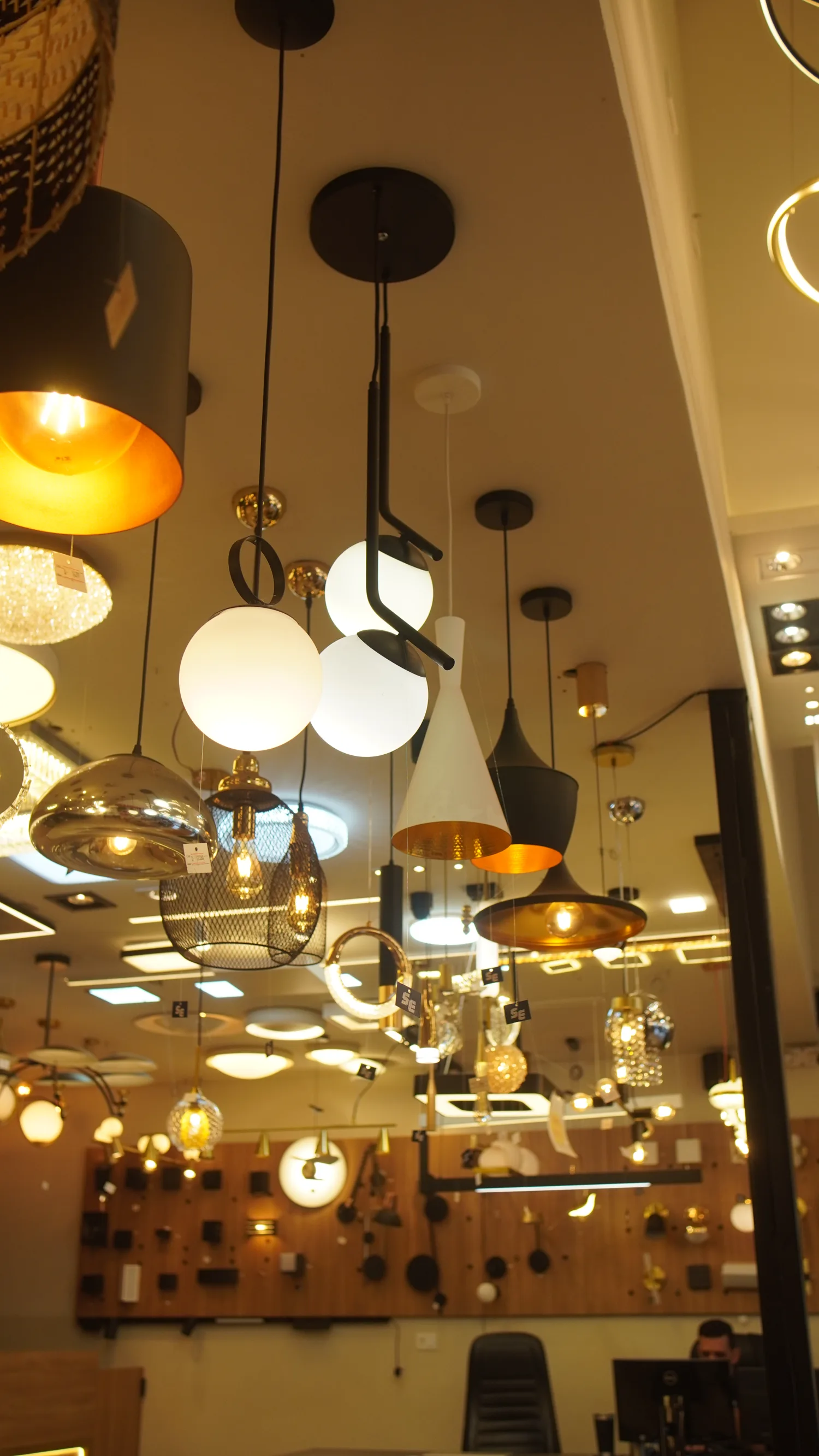 Interior do showroom de iluminação da S.E. Elétricos e Hidráulicos em Itumbiara